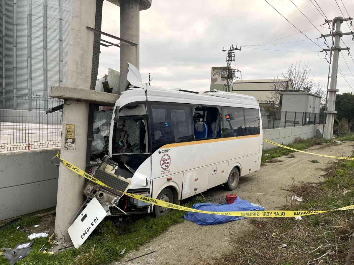 Bandırma'da servis otobüsü yoldan çıktı: 1 ölü